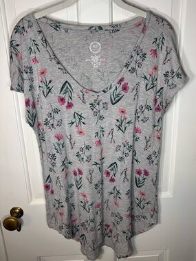 Maurices 24/7 Light Gray Tee Shirt Short Sleeve Pink Floral Women’s Medium
